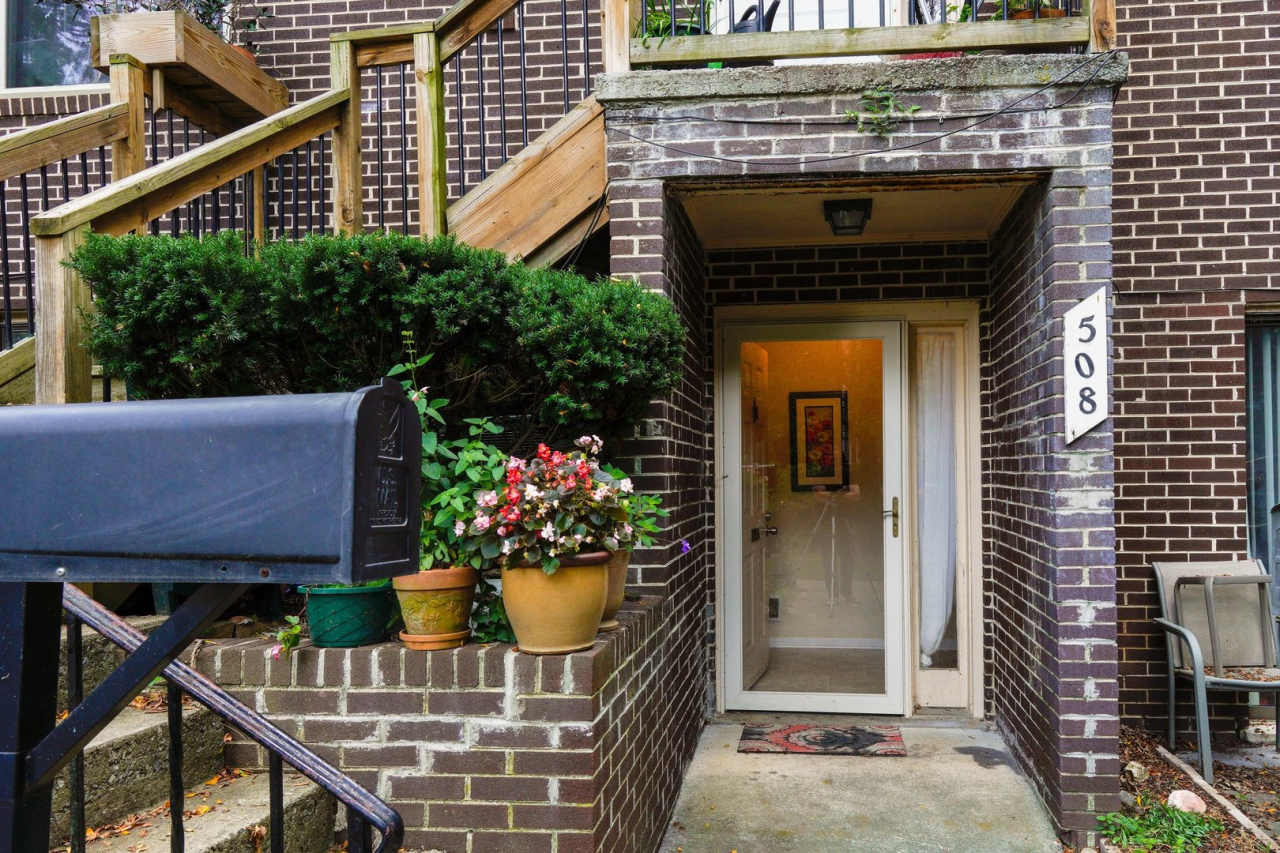 3 Bed/2 Bath Townhouse. On Bus Route to Campus. Parking.