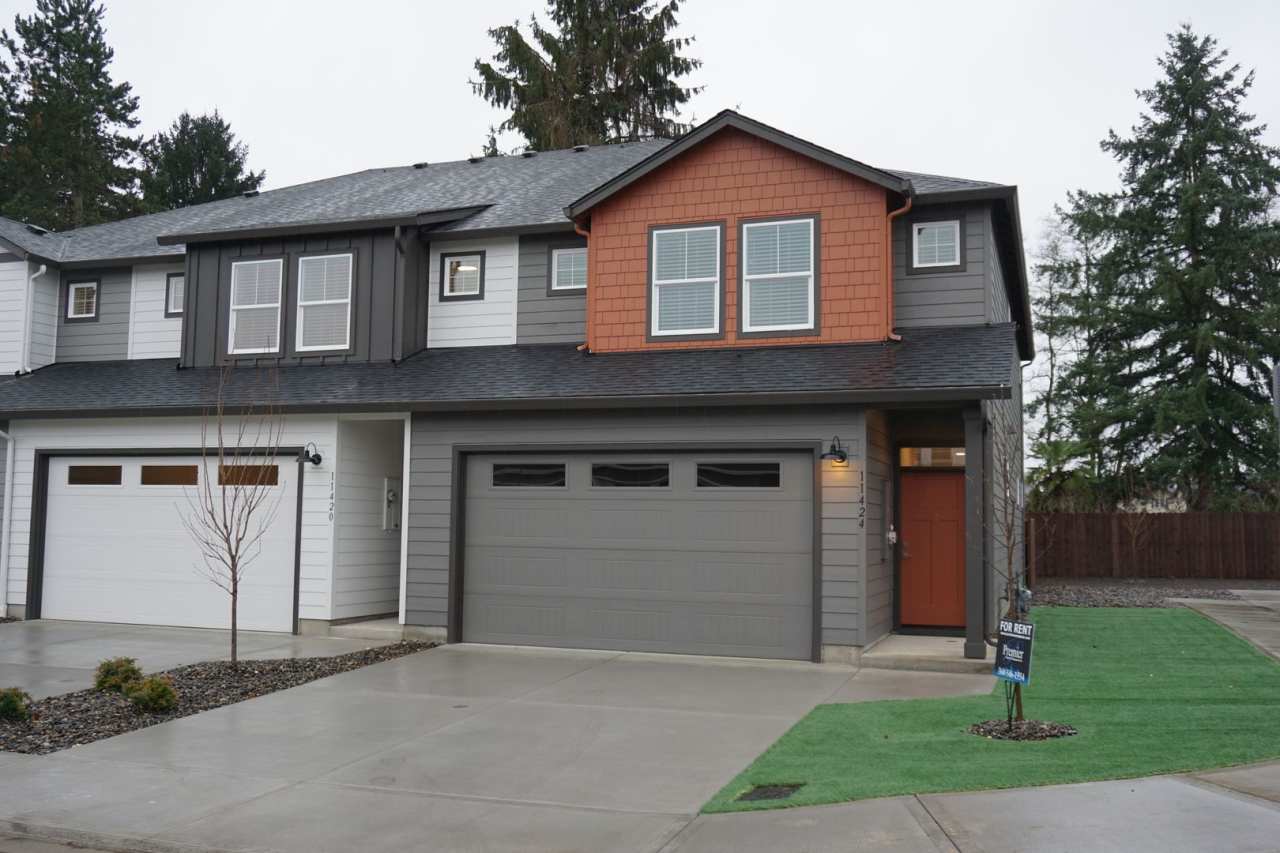 BEAUTIFUL LIKE NEW End Unit Prairie Townhome for Lease - 11424 NE 127th Ct