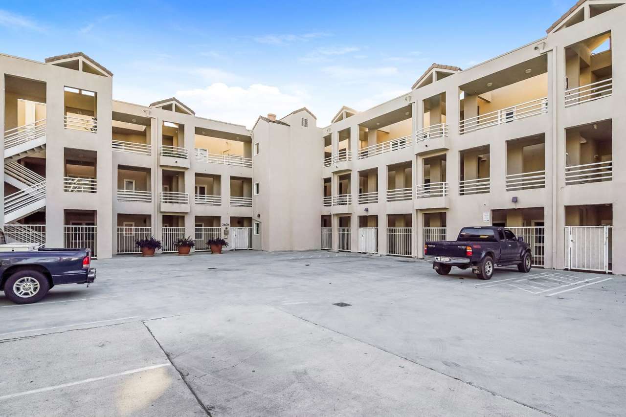 PENTHOUSE-STYLE UNIT IN SIGNAL HILL w/180 degree Views 3Br/2Ba $3750mo