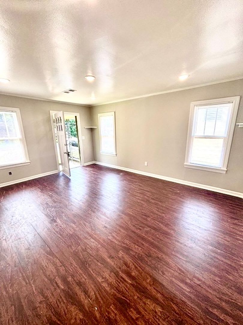 1305 Turner- Move in Ready AND 1/2 OFF FIRST MONTH'S RENT!