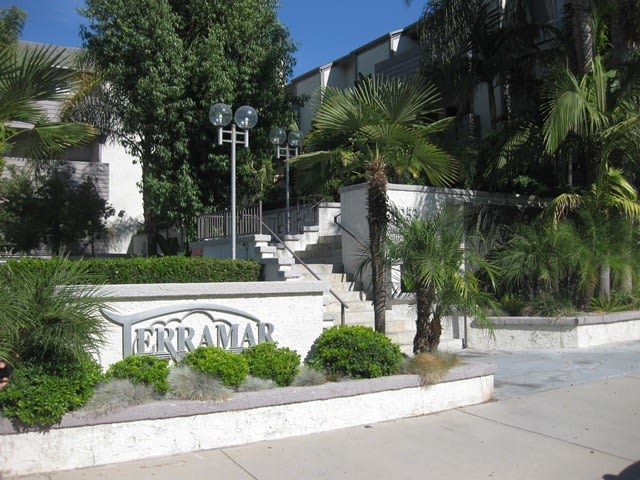 Beautiful 2-Bed, 2-Bath Winnetka Condo – Spacious, Updated  Move-In Ready