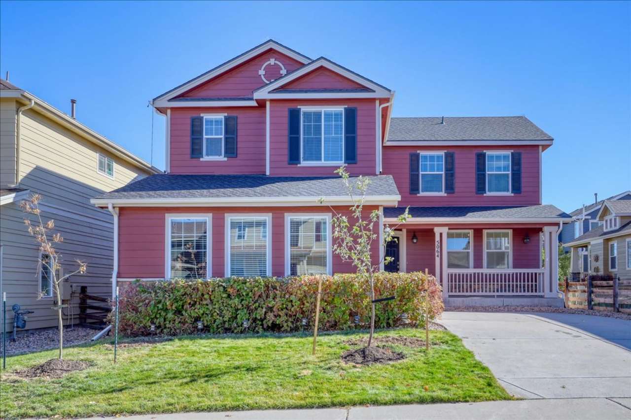 Awesome 3bed/3bath/2car garage on a quiet street in Aurora!