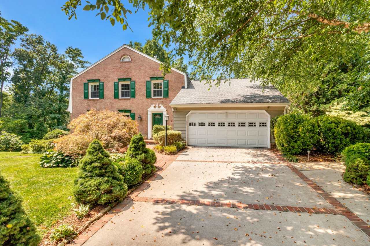 Five Bedroom, 2.5.5 Bath , 3-level Beautiful Colonial style Home for Rent