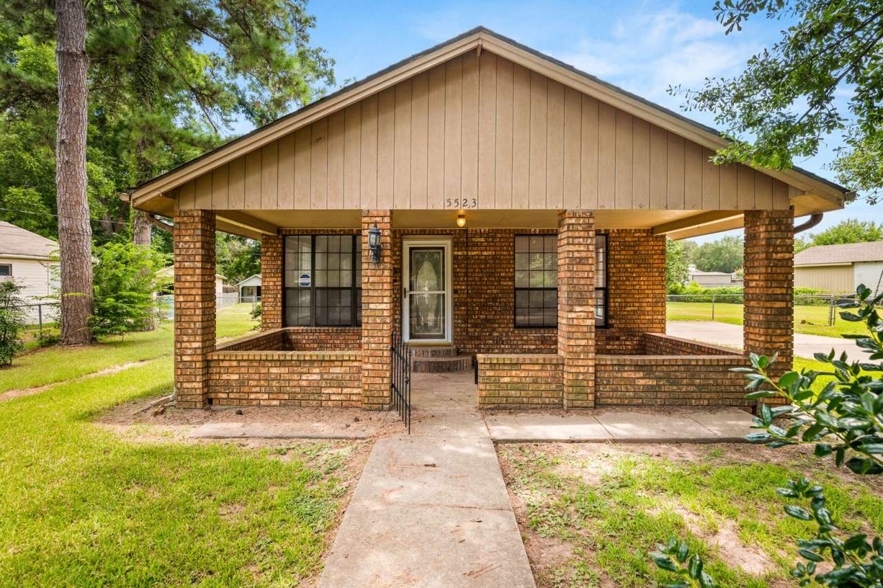 Check Out this 2 bed 1 bath in Alexandria