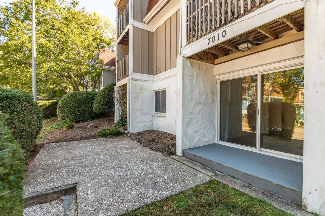 End-unit condo in Midtown!