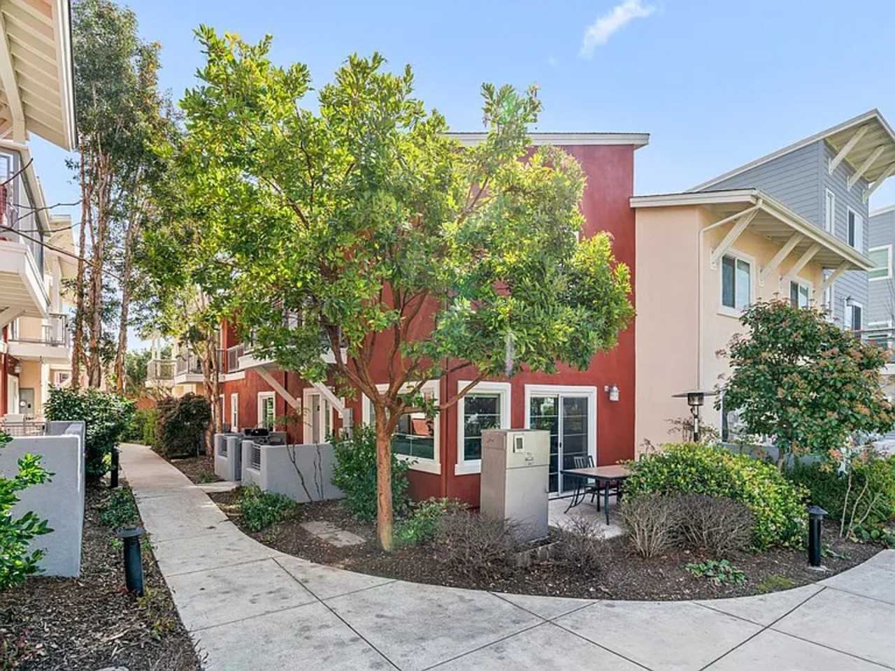 Beautiful 3-Bedroom Townhome - Groups Welcome