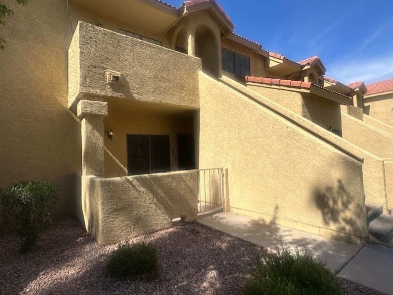 Move in ready 1 bedroom condo with garage!