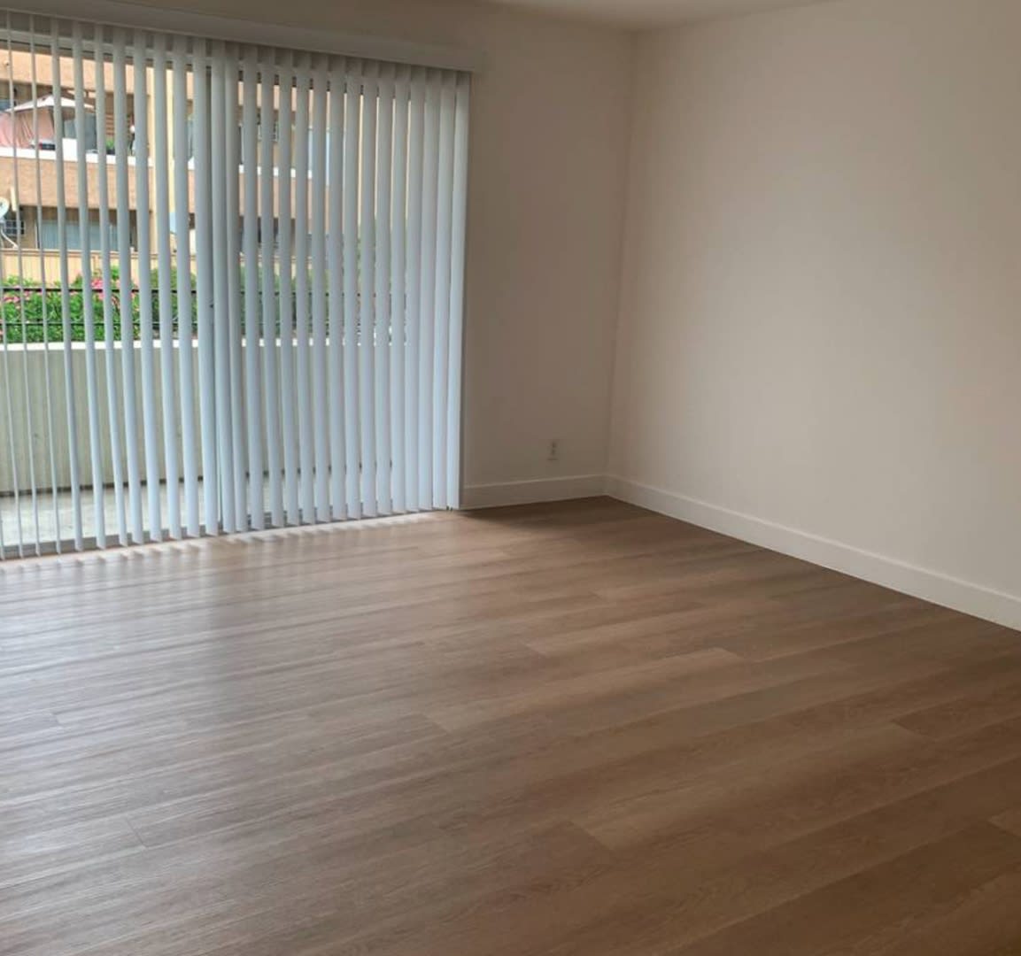 Beautiful 1 Bed /1 Bath with Hardwood Floors, Central AC, Stainless Steel Appliances, Balcony, Gym, Pool, Hot Tub