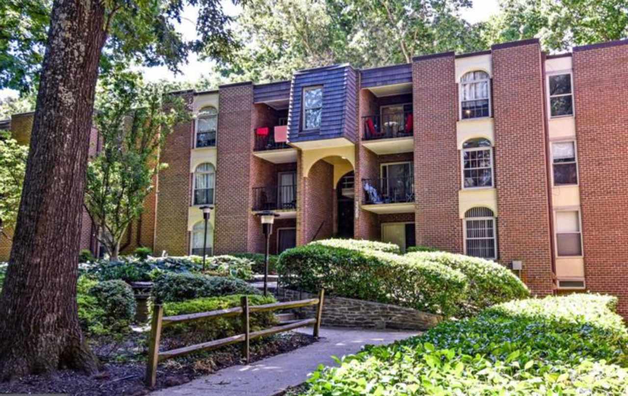 Well-Appointed 2 Bed 1 Bath Condo In Vibrant In Woodburn Village