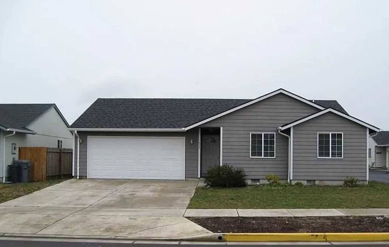 Charming 3 Bedroom 2 Bathroom Home in Quiet Neighborhood!