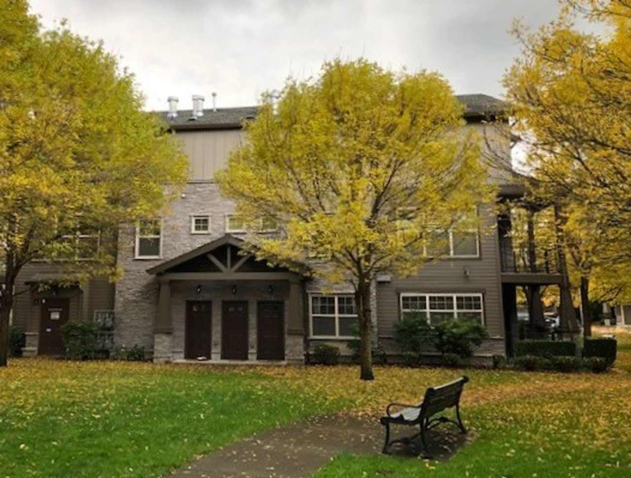 Beautiful Hillsboro Townhome- Gourmet Kitchen, Master Suite w/ Full Bath, Garage!