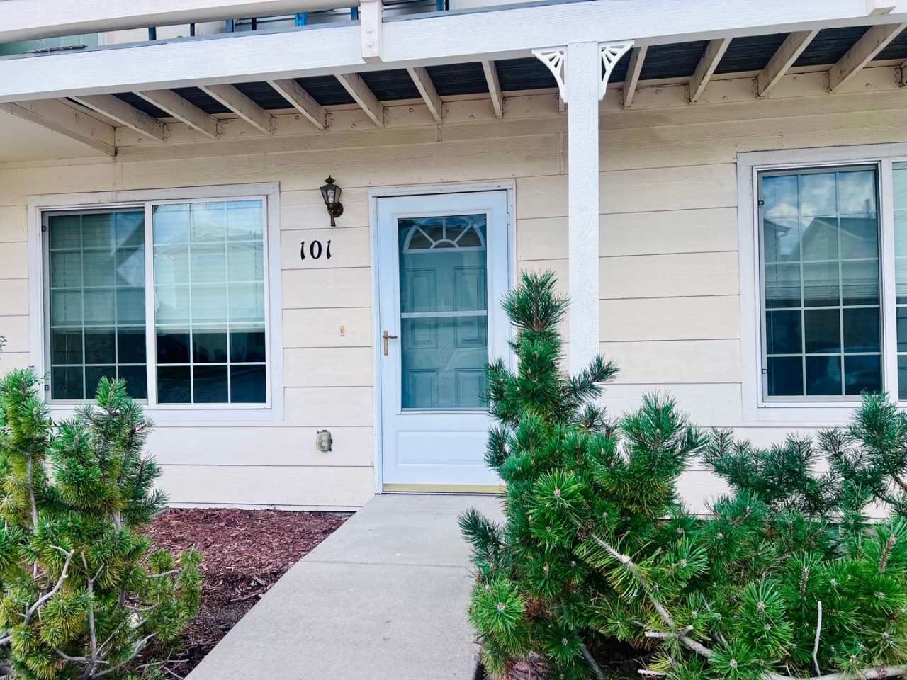 Lovely 3 Bedroom 2 Bath w/ gas fireplace