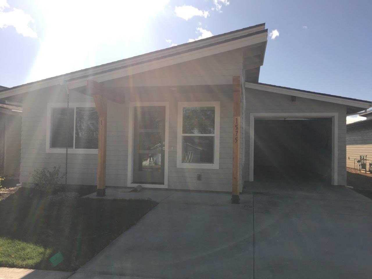 1575 NE Rumgay Ln #1