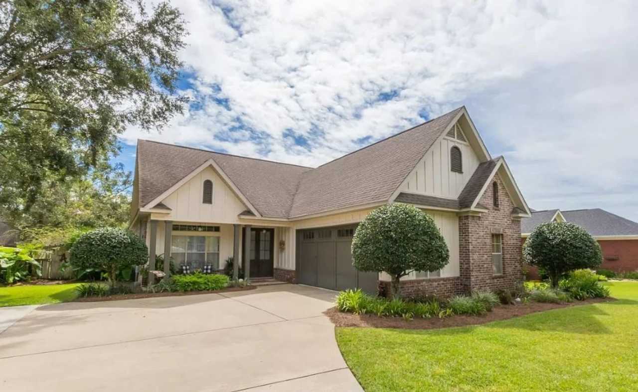 Available now! 3 Bedroom / 2 Bath Newly Remodeled home