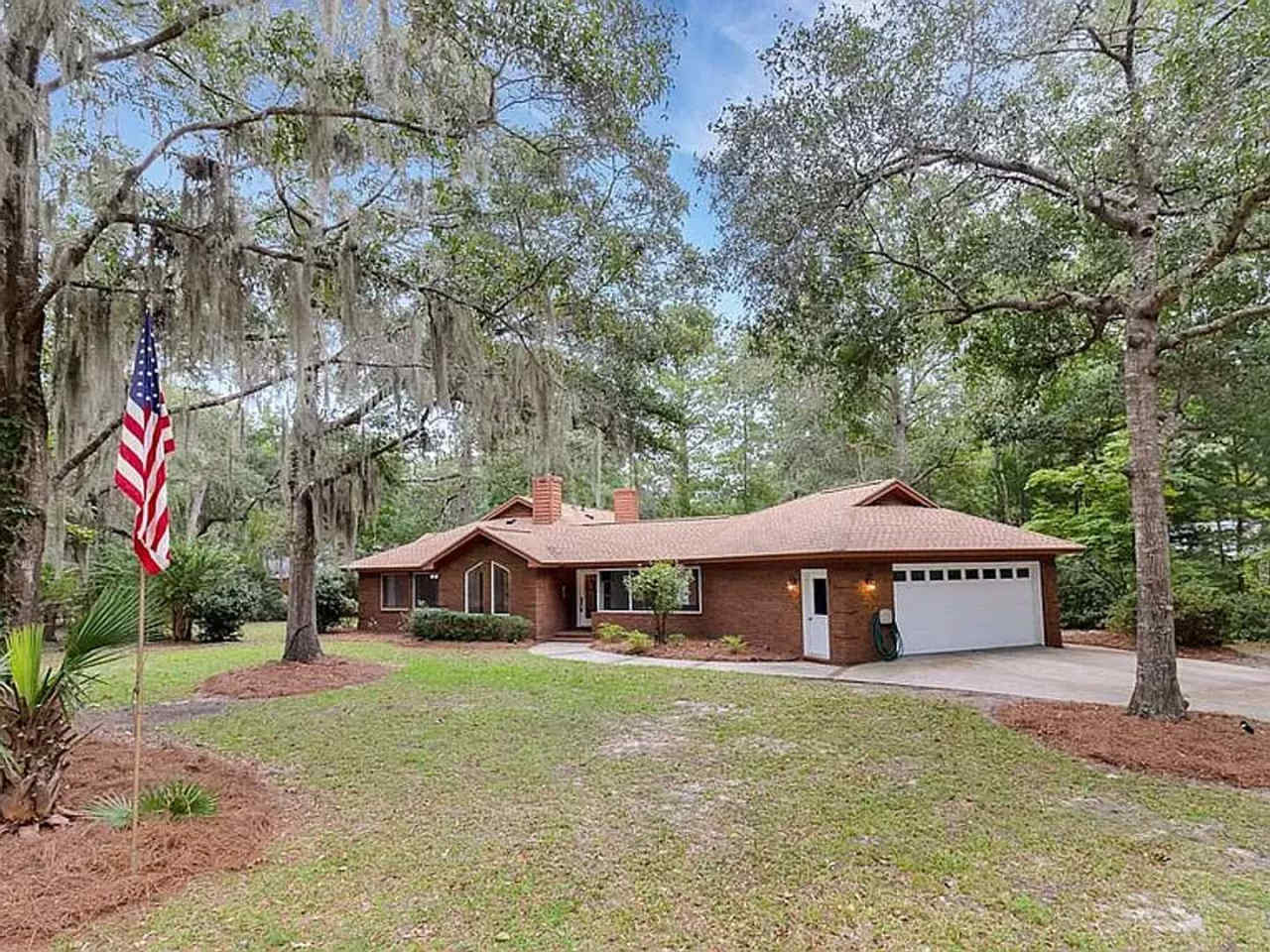 $500 co-op feet to any agent who brings a qualified/approved applicant to rent this home. Beautiful 4 Bedroom Home, Available in December!