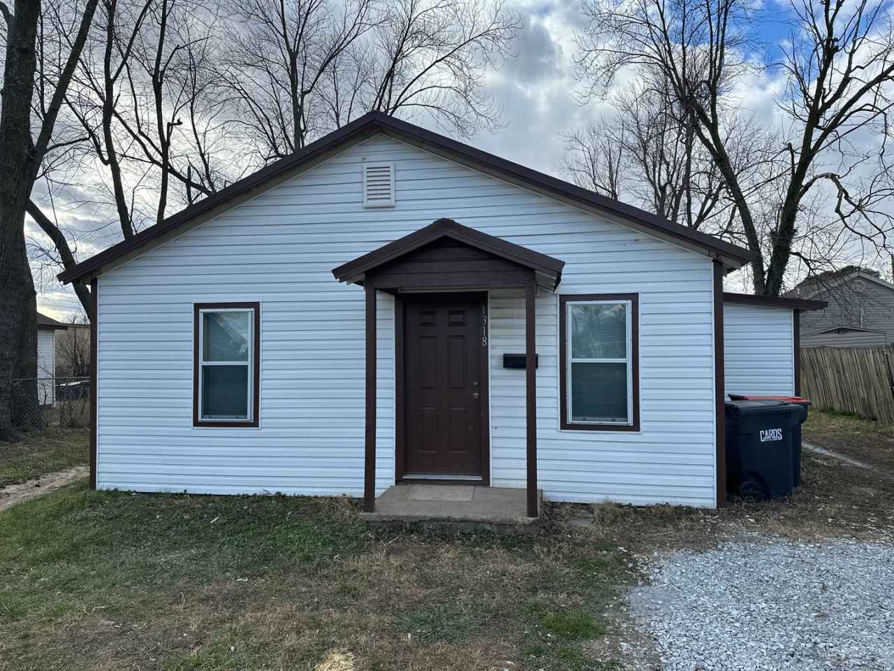 2 Bedroom, 1 Bathroom Home with large backyard, near Downtown Springdale