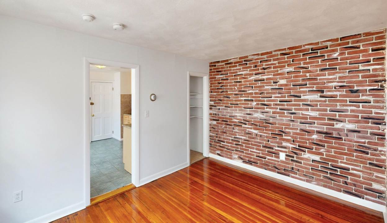 Spacious 1-bed in desirable North End w Heat  HW Included!