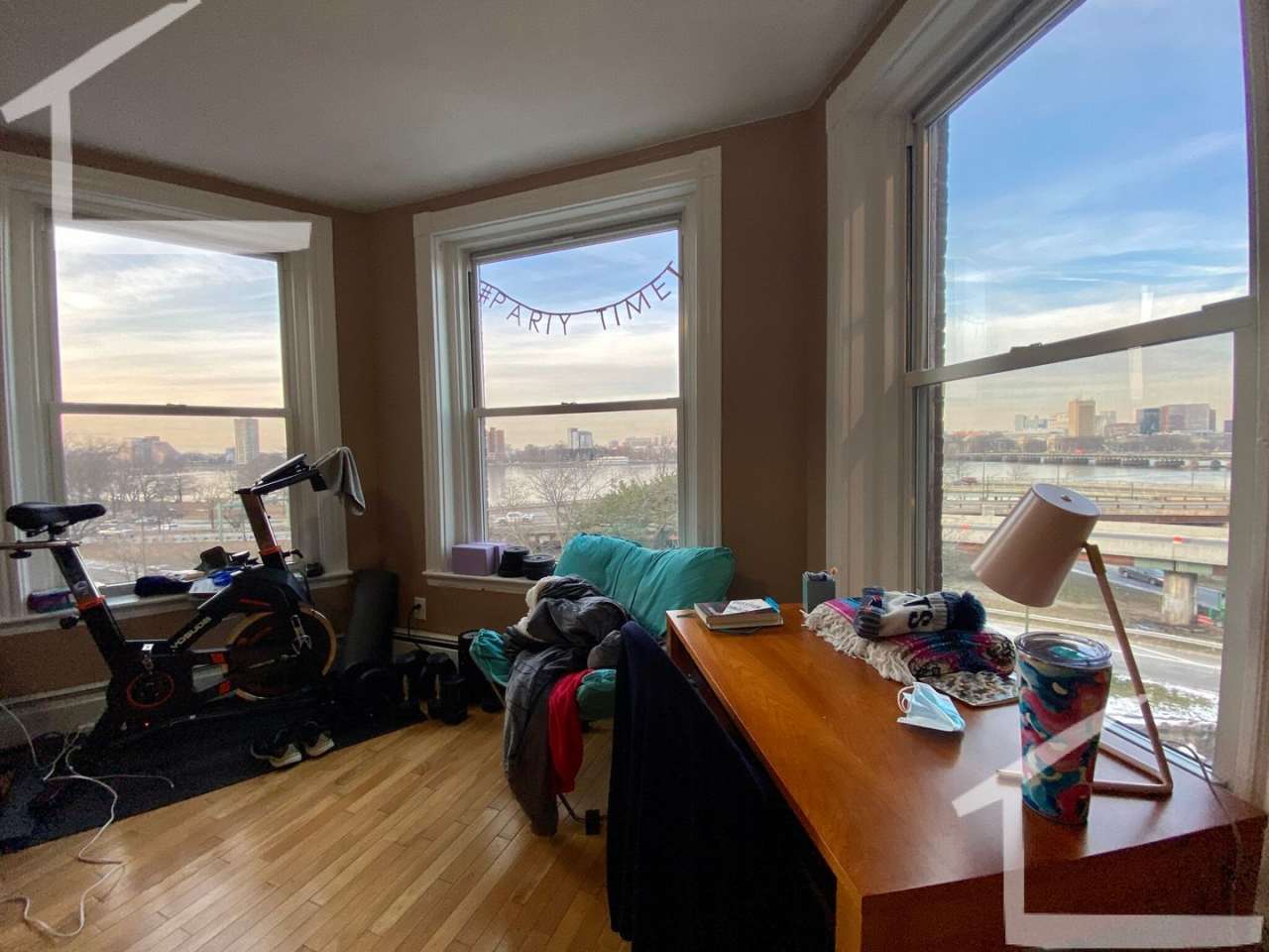 Sunny 2 bed Available Sept 1 (Kenmore)
