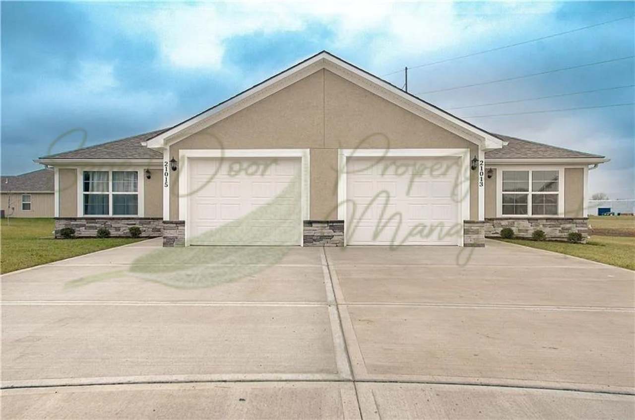 SPACIOUS AND MODERN DUPLEX!!!