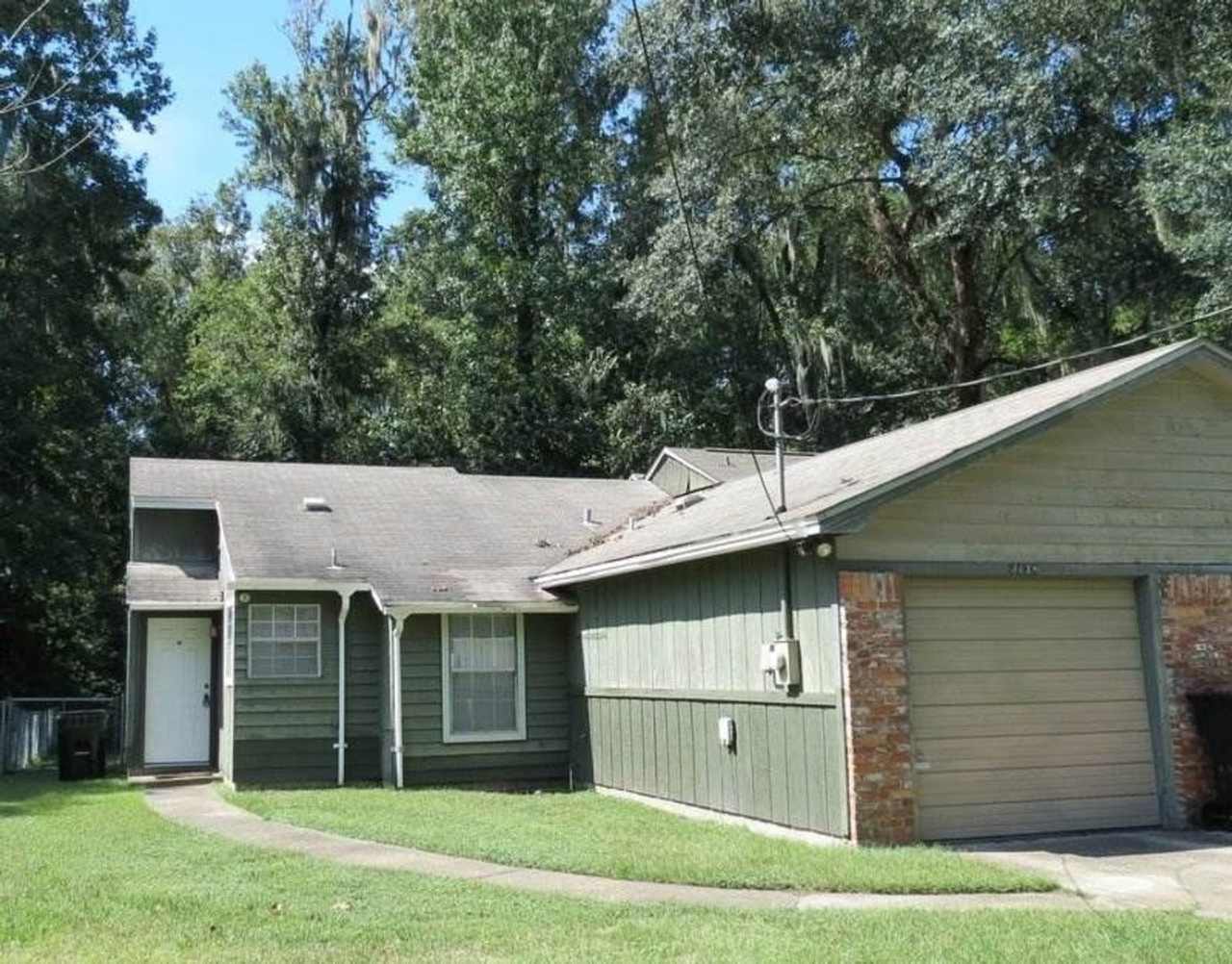 Awesome Townhouse with a Garage!