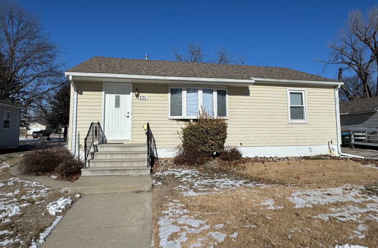 Main level house available for rent