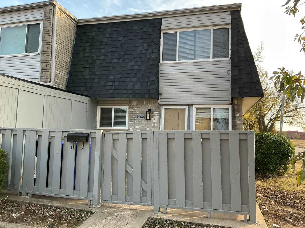 Updated and ready for move in! Close to OU campus! Community Pool, fenced in courtyard! 3 bathrooms!