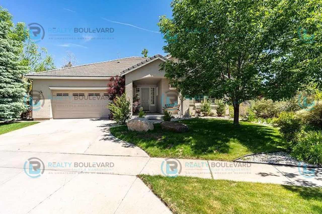 Beautiful 3 bedroom 2 bath house in Sommersett with access to Amenities-Including a clubhouse, recreation room, golf course, fitness center, pool and spas, tennis courts