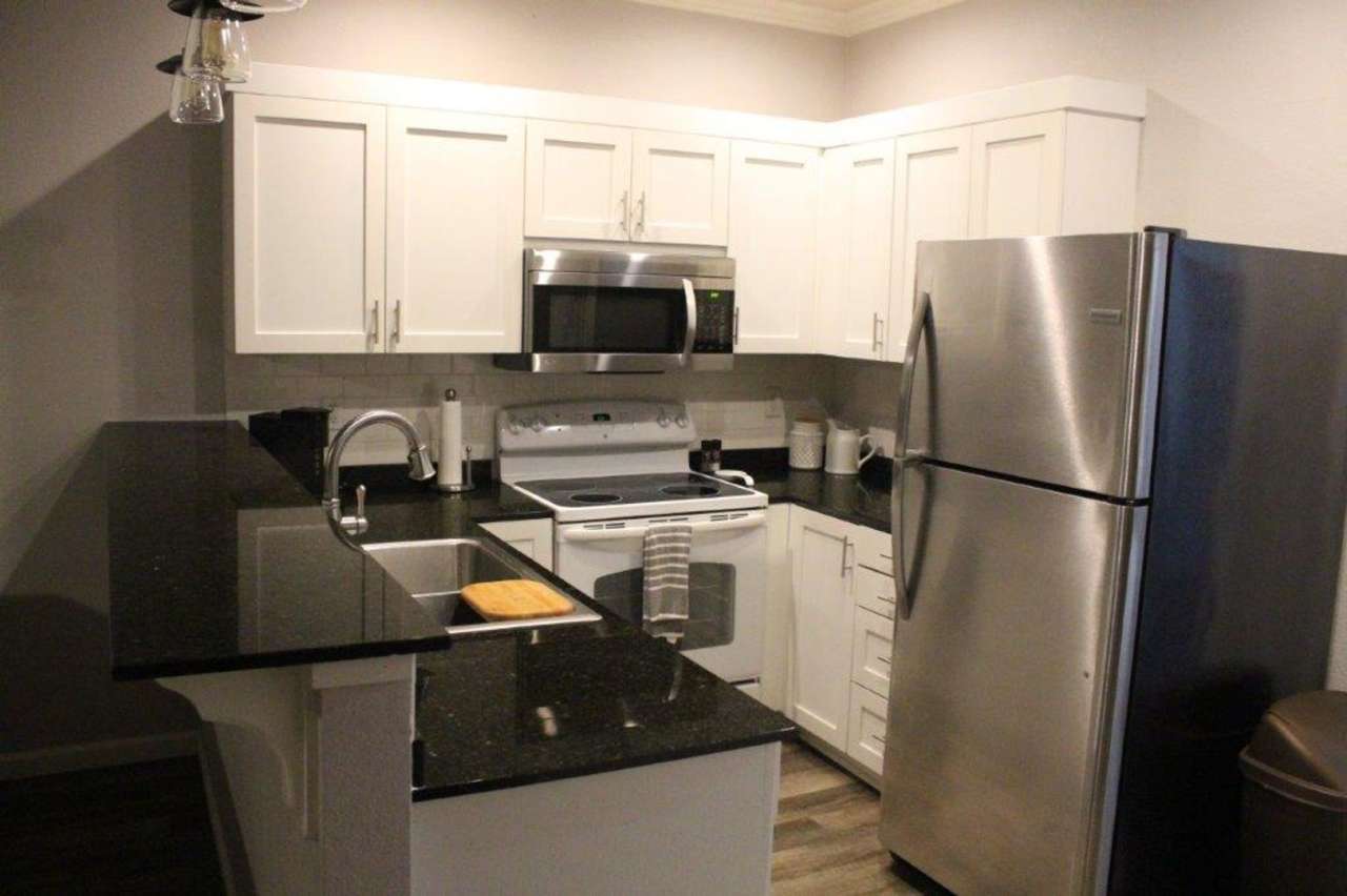 Spacious 2/2 Condo Minutes from Campus. Fully Furnished!!