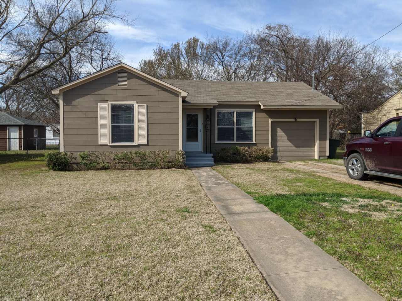 2/1/1 Conveniently Located Near Fairview Park in Sherman!