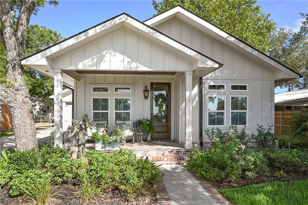 904 West Alligator Street