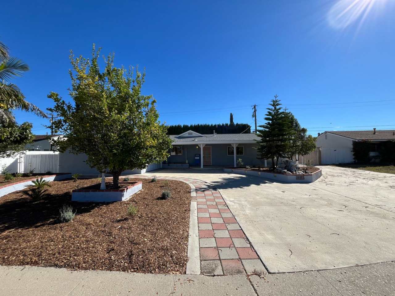 Simi 2+1.5 w/bonus room, RV parking + great floorplan!