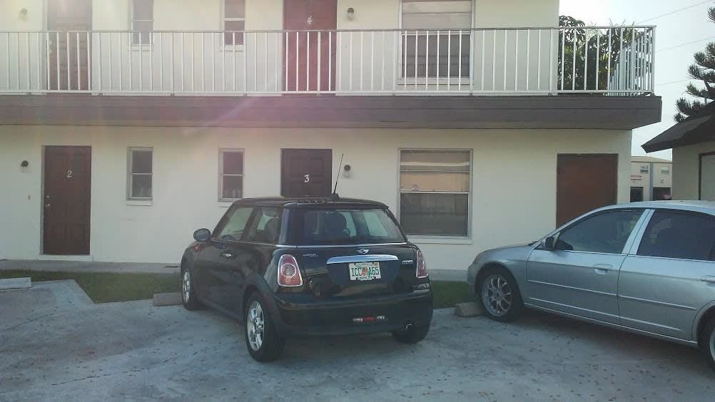 All tile 1/1 close to Cape Coral Pkwy