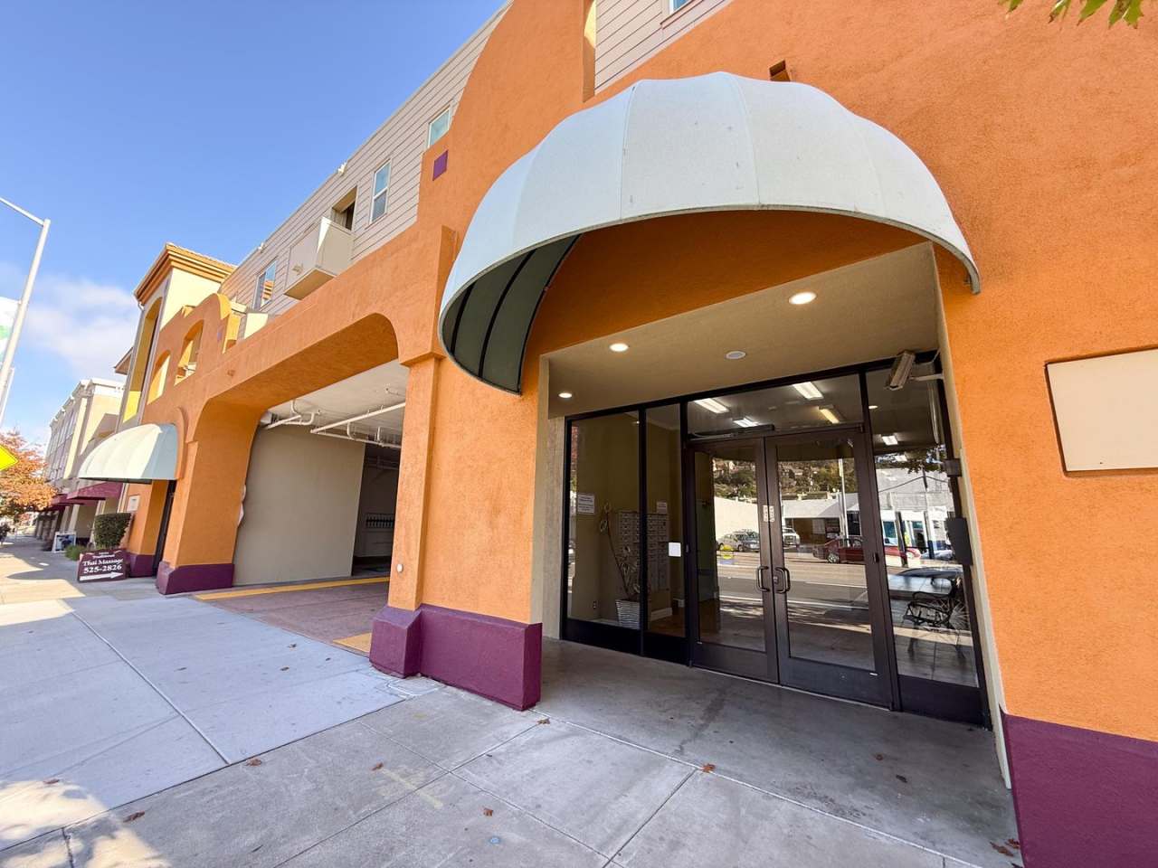 Albany Condo Features 2 Beds and 1.5 baths in Secured Building.
