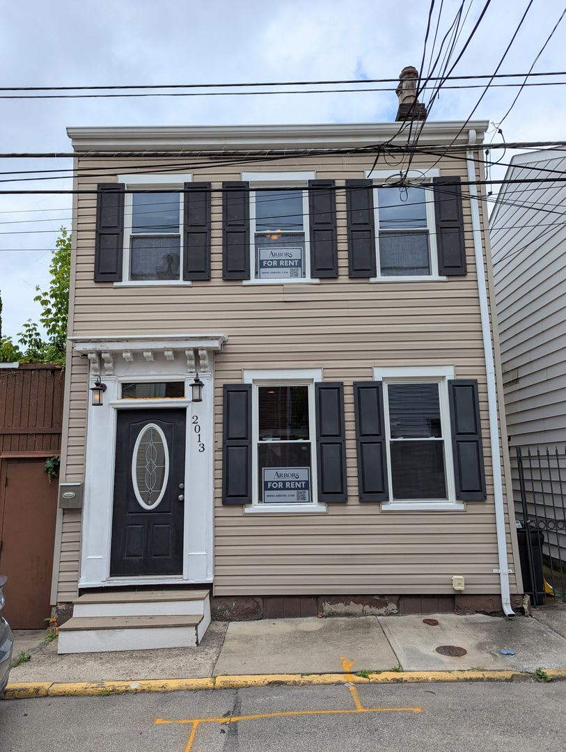 Spacious 2 Bedroom, 2.5 Bathroom Single Family Home (South Side Flats)