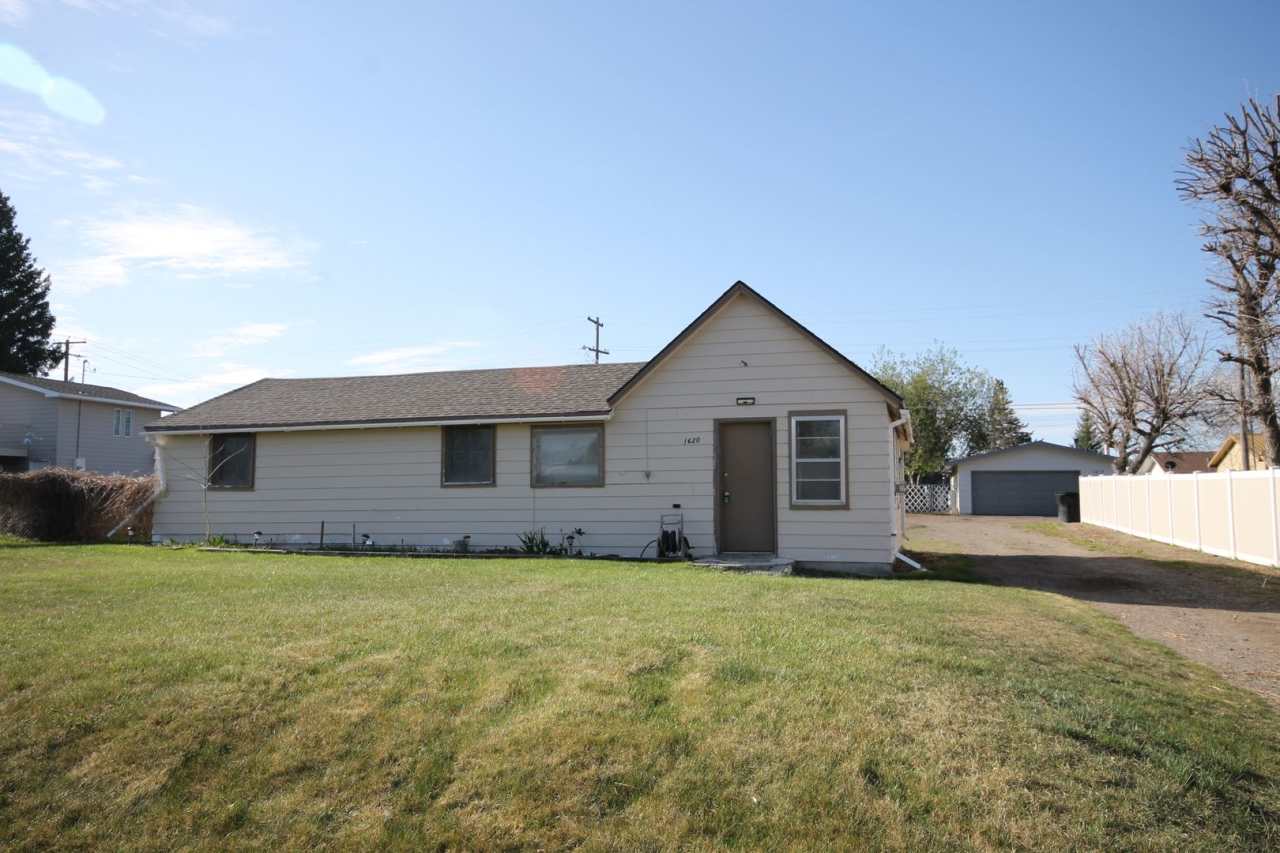 Sunnyside single family home with oversized 2 car garage