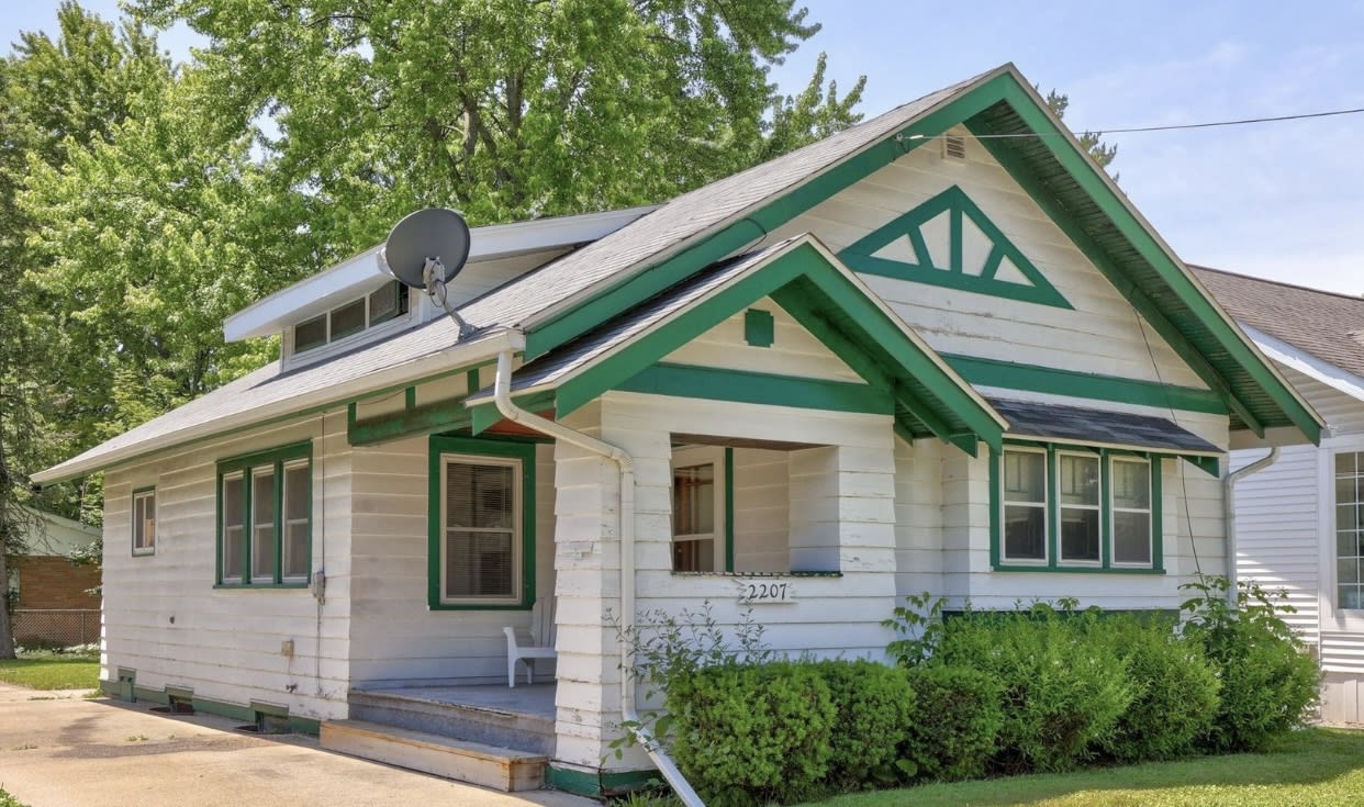 2207 W Genesee Ave