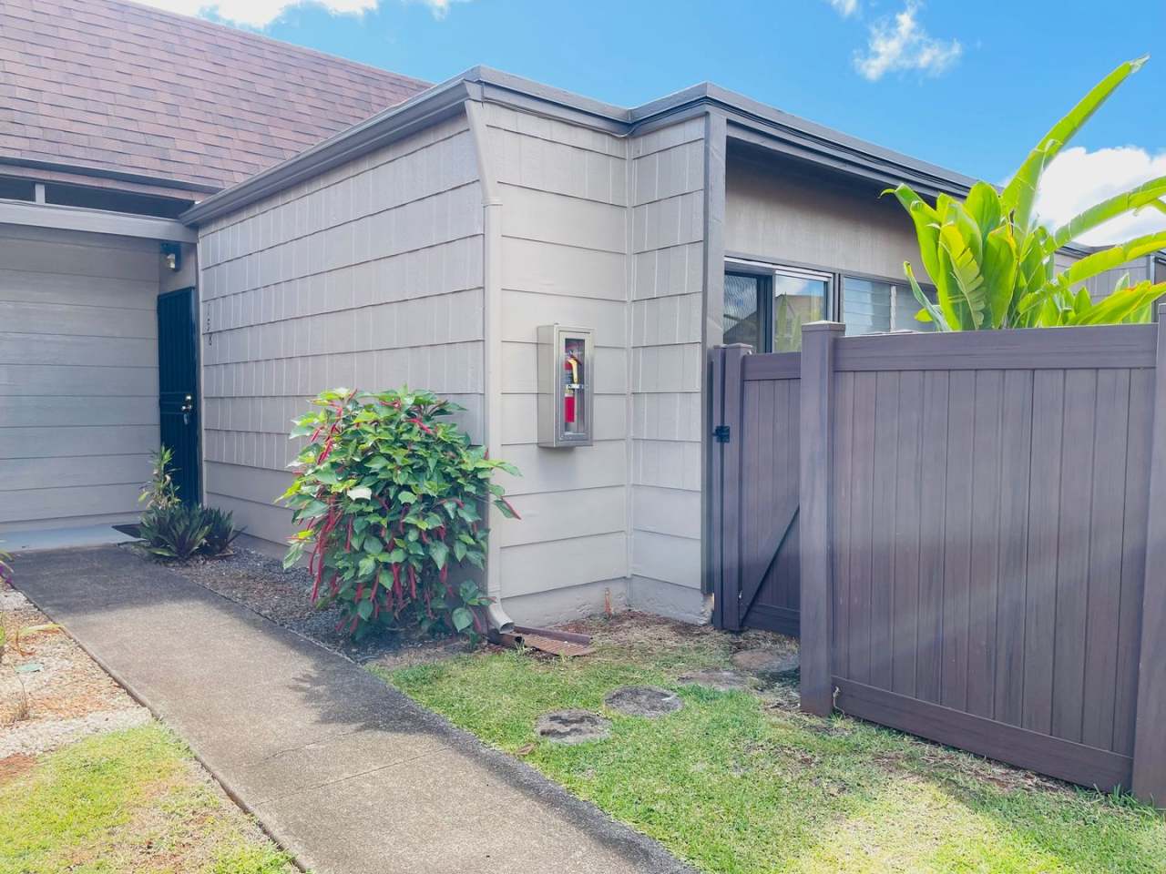 Partly Furnished 2-bedroom + bonus room loft, 1-bath townhouse in Opua Hale Mililani
