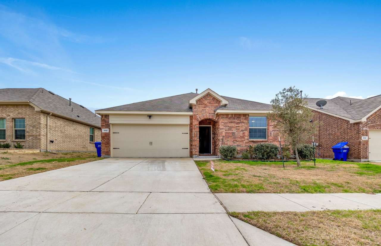 Welcome to this beautiful 2020-built, 4-bedroom plus study, single-story Traditional home in the sought-after Verandah community of Royse City.