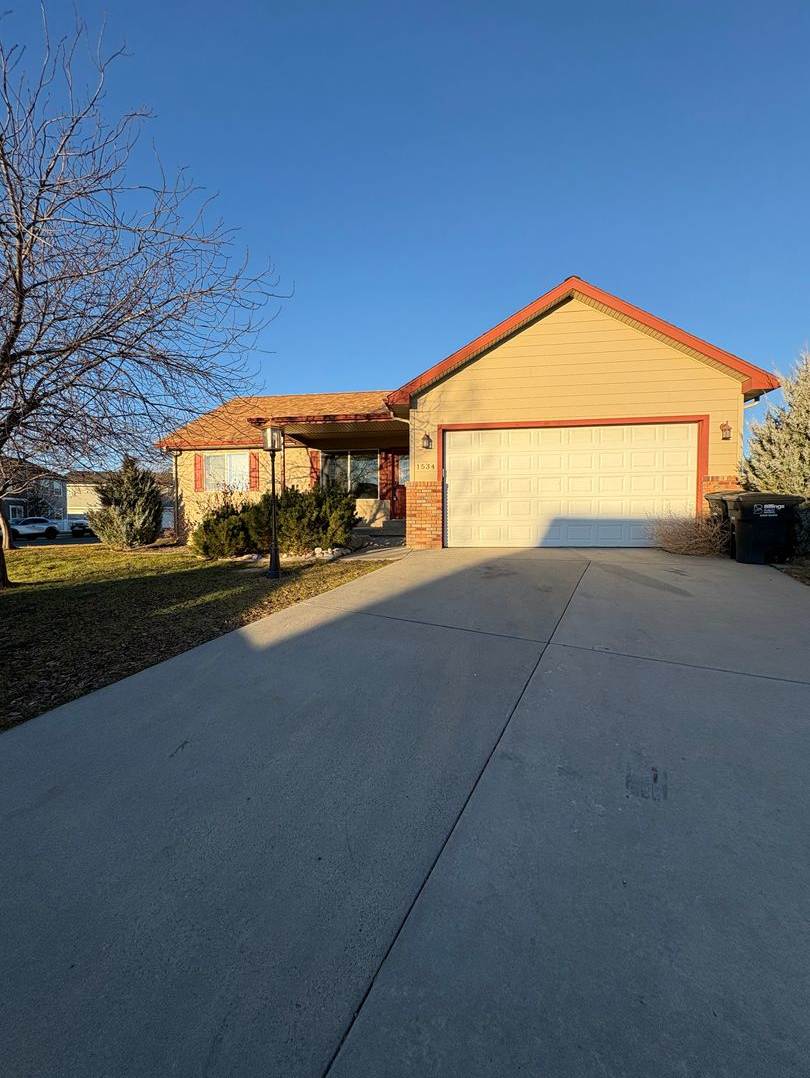 4 bed 2 1/2 bath townhome!