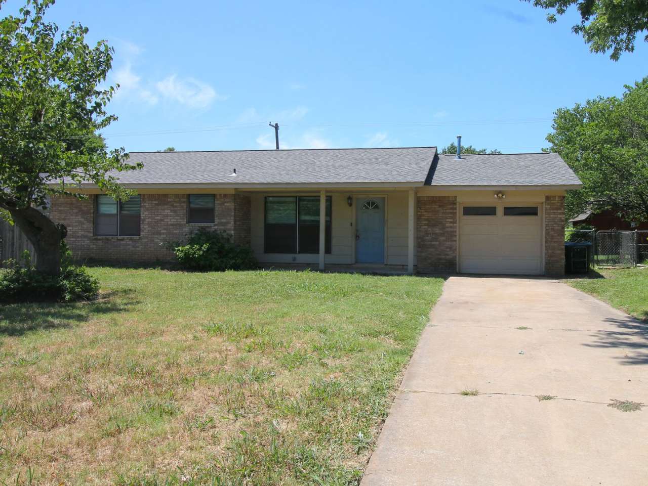Stunning 3 Bed 1.5 Bath In Quiet Neighborhood