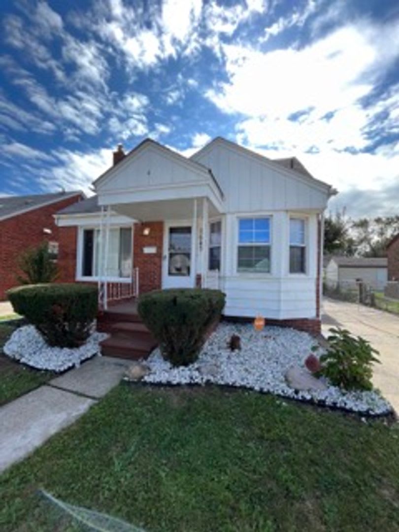 Beautifully maintained 3 bed - 1.5 Bath in Lincoln Park!