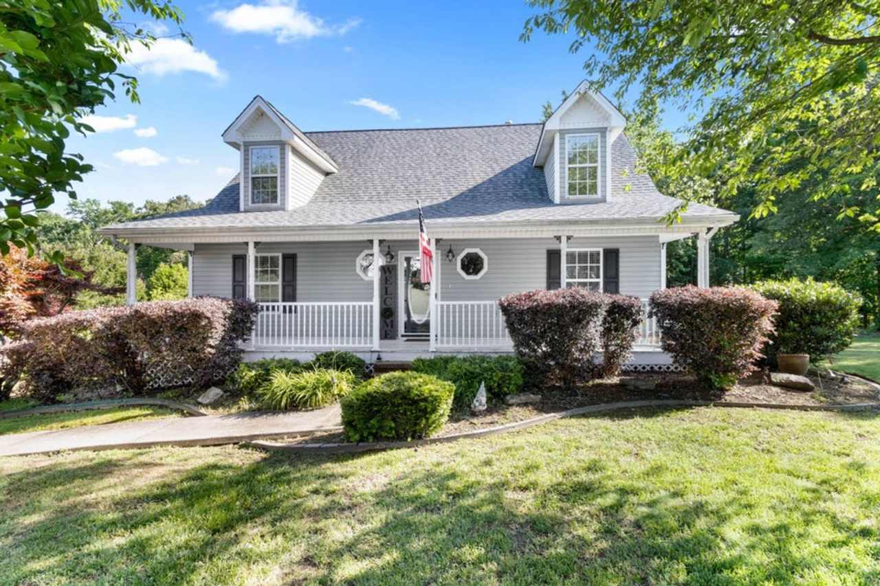 $500.00 OFF JANUARY RENT!! Soddy Daisy Oasis! 3 beds, 2.5 baths, huge garage  yard!