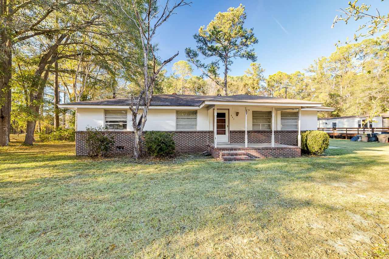 Charming 3-Bedroom 1.5 Bath Cottage-Style Bungalow with Open Floorplan and Kitchen Island