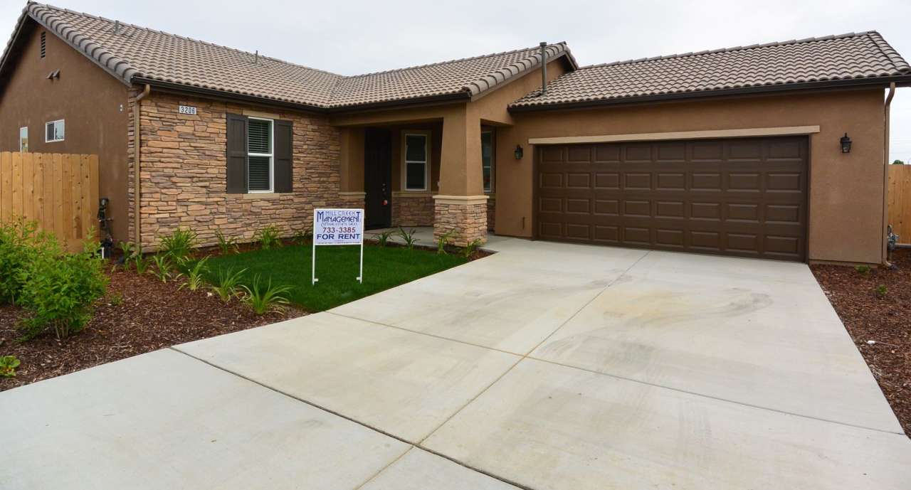 3 bedroom 2 bathroom in Ashton Park gated community NW Visalia!