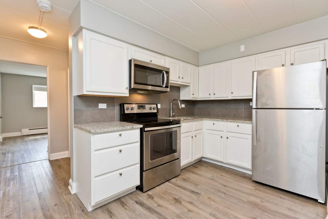 Newly Renovated 1 Bedroom Corner Unit