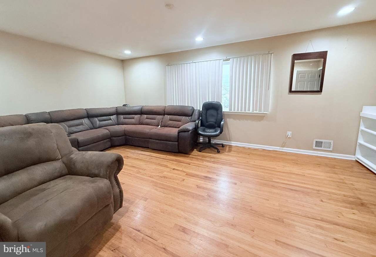 697 JOHNSTONE Street