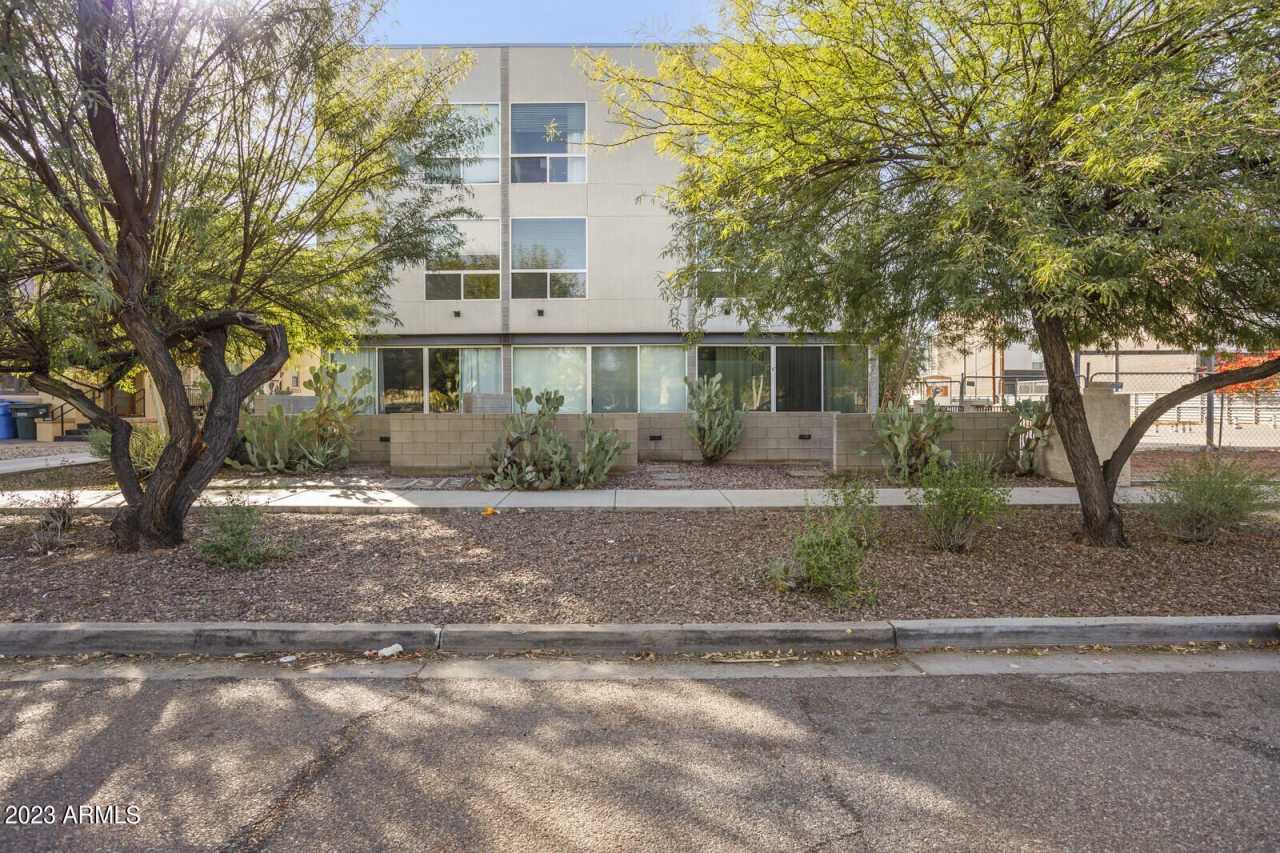 537 E WILLETTA Street