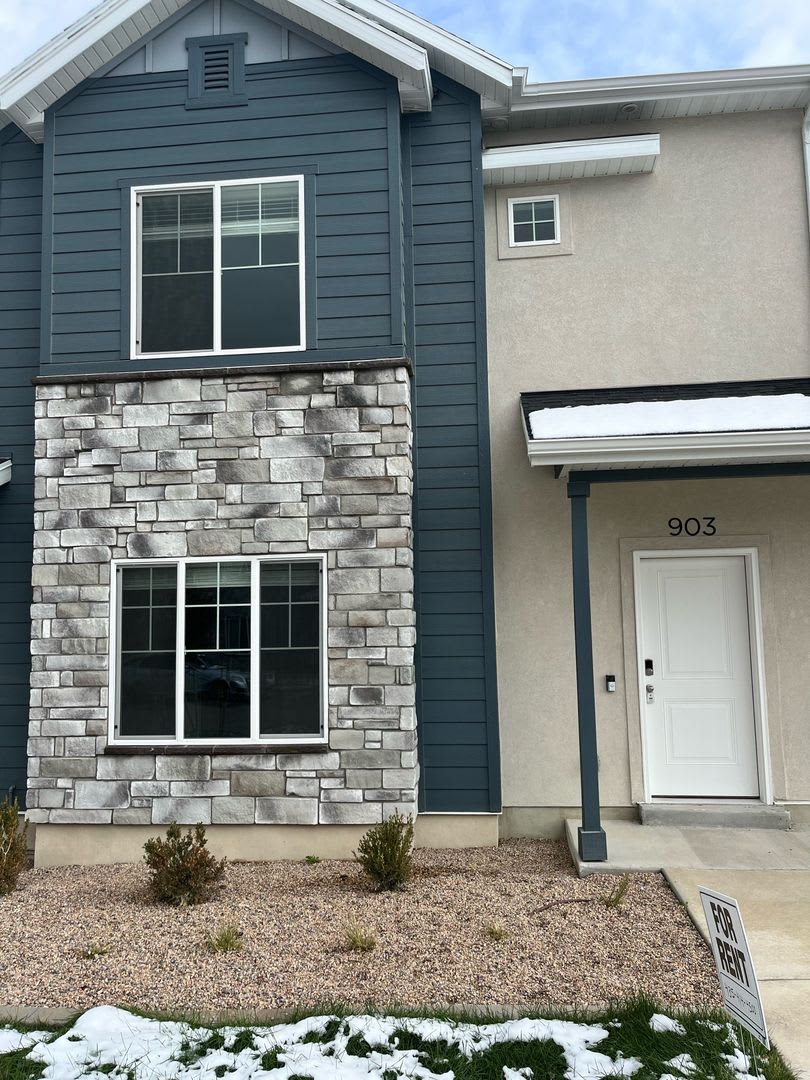 Beautiful like new 3 bedroom 2.5 bathroom townhome in Spanish Fork!