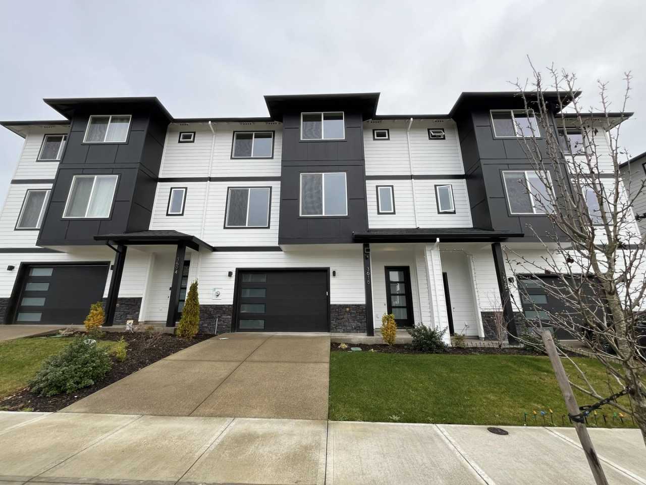 Brand New Modern Open-Concept Condo with Kitchen Island, Granite Counters and a Deck