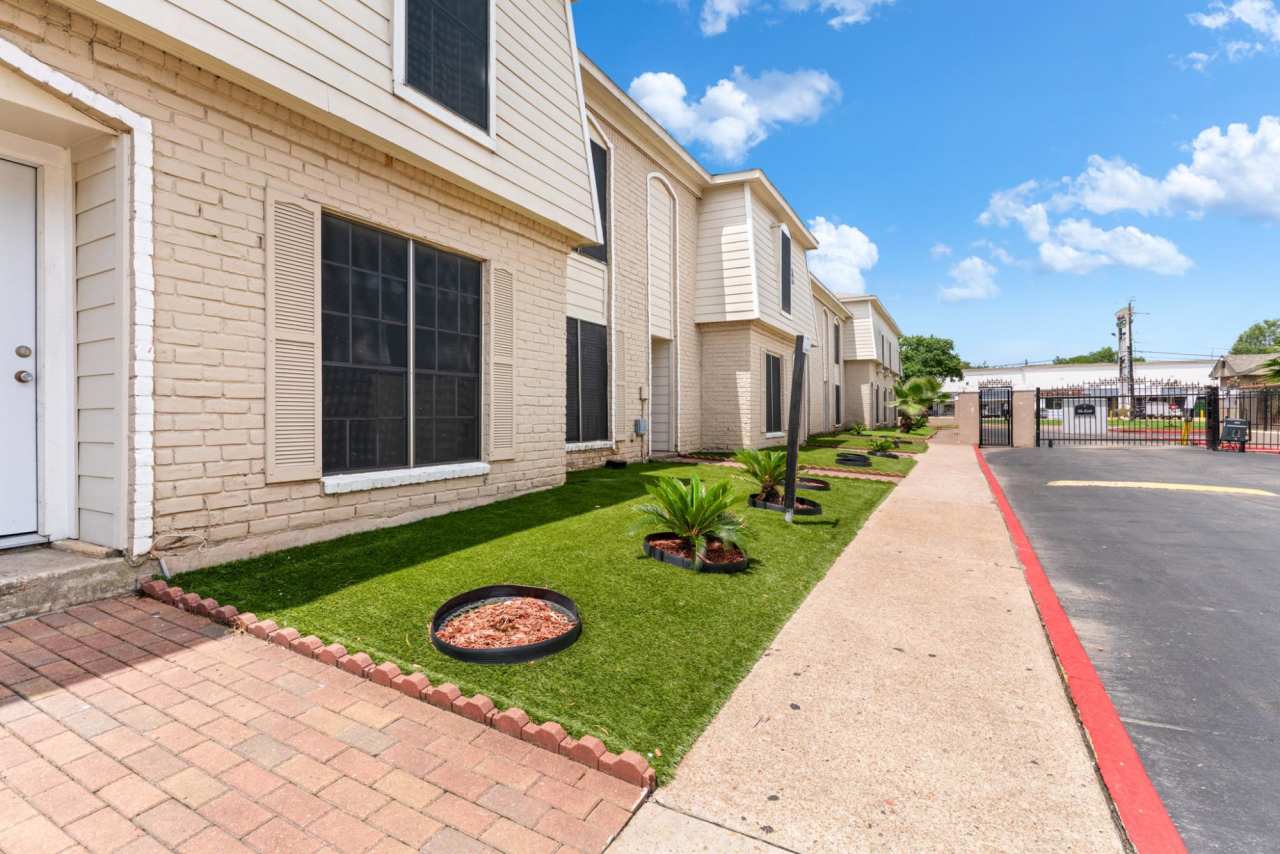 Falls of Chelsea Lane Apartments